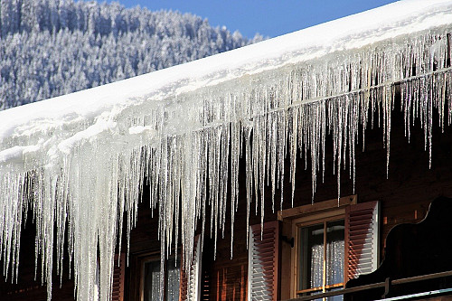 Icicles on gutters by 5598375/pixabay