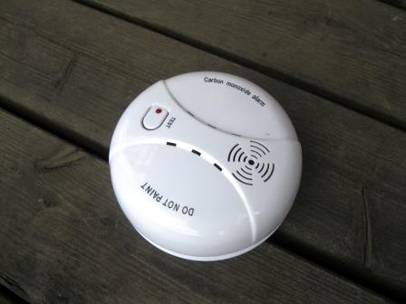 Carbon monoxide alarm  Santeri Viinamäki [CC BY-SA (https://creativecommons.org/licenses/by-sa/4.0)]     