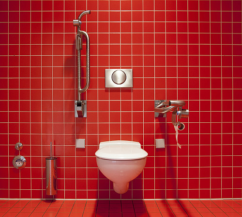 Bathroom grab bar by chriskeller/pixabay