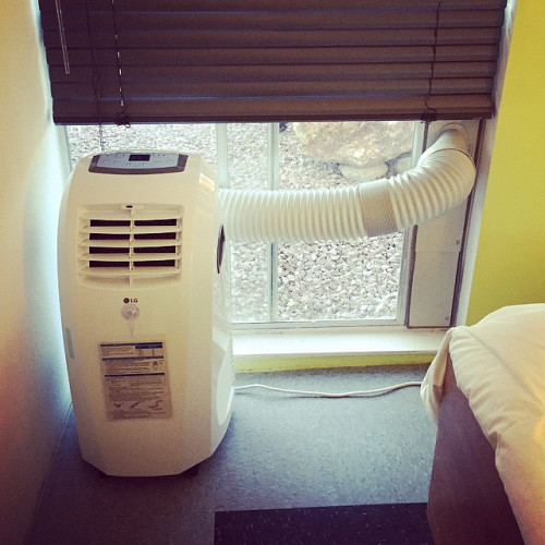 Portable air conditioner setup  heymrleej / flickr   