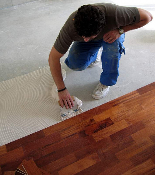 Flooring installation by Carlos/Wikimedia Creative Commons