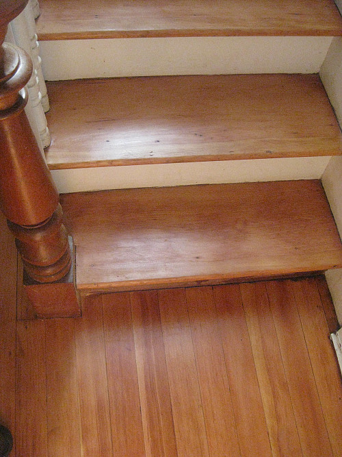 Laminate on stairs by Larnie & Bodil Fox/flickr
